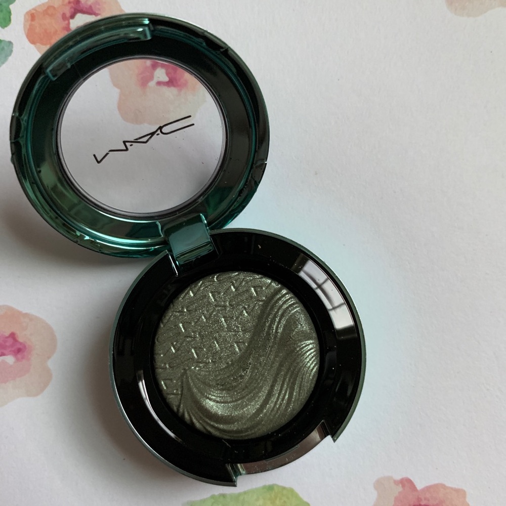 Limited edition Alluring Aquatic Collection shadow - Picture 2 of 4